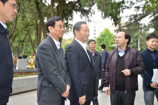1542155968179937.jpg 广西壮族自治区党委书记彭清华视察合乐HL8项目1-a37f09d4-e0ac-47e8-bfa6-c034160d9f20.jpg