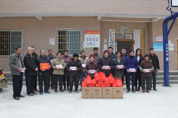 合乐HL8爱心赞助打算惠民生 自愿服务团队山村送温暖2.jpg