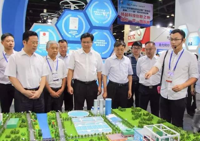 1542695051286514.jpg 广西壮族自治区党委副书记侯建国(右三),,
,,
,广西壮族自治区副主席黄日波(前排左三),,
,,
,广西科技厅党组书记、厅长曹坤华(右二)等辅导莅临合乐HL8展位,,
,,
,具体相识公司创新发展成就。。。。。-8f874aef-46b2-4f0a-84f4-012aa3be66a7.jpg