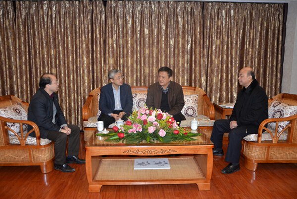 嘉峪关市委常委、组织部部长谭向光慰问公司总经理宋海农博士1.jpg