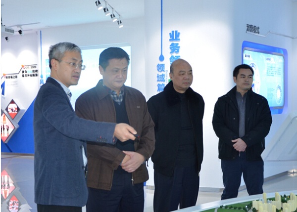 嘉峪关市委常委、组织部部长谭向光慰问公司总经理宋海农博士2.jpg