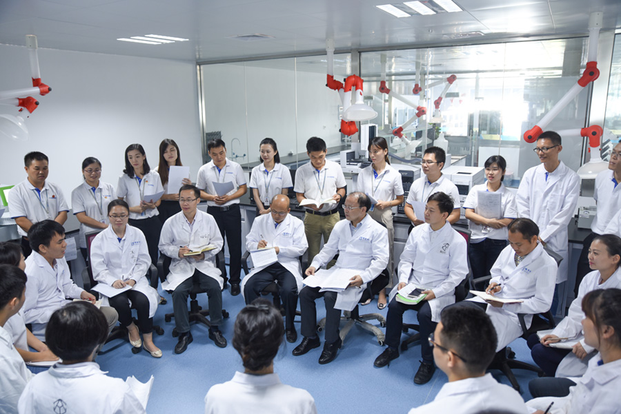合乐HL8董事长王双飞与员工互换党的十九大心灵进建心得.JPG