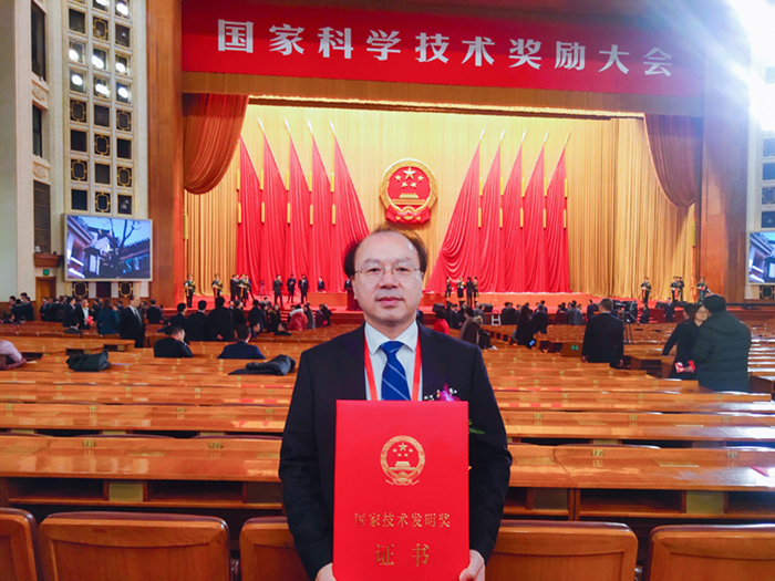 王博领奖-2019年国度技术发现二等奖.jpg